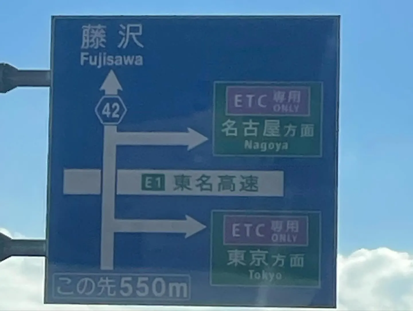 外は寒いけど、車の中は日差しがさして暖かいです。