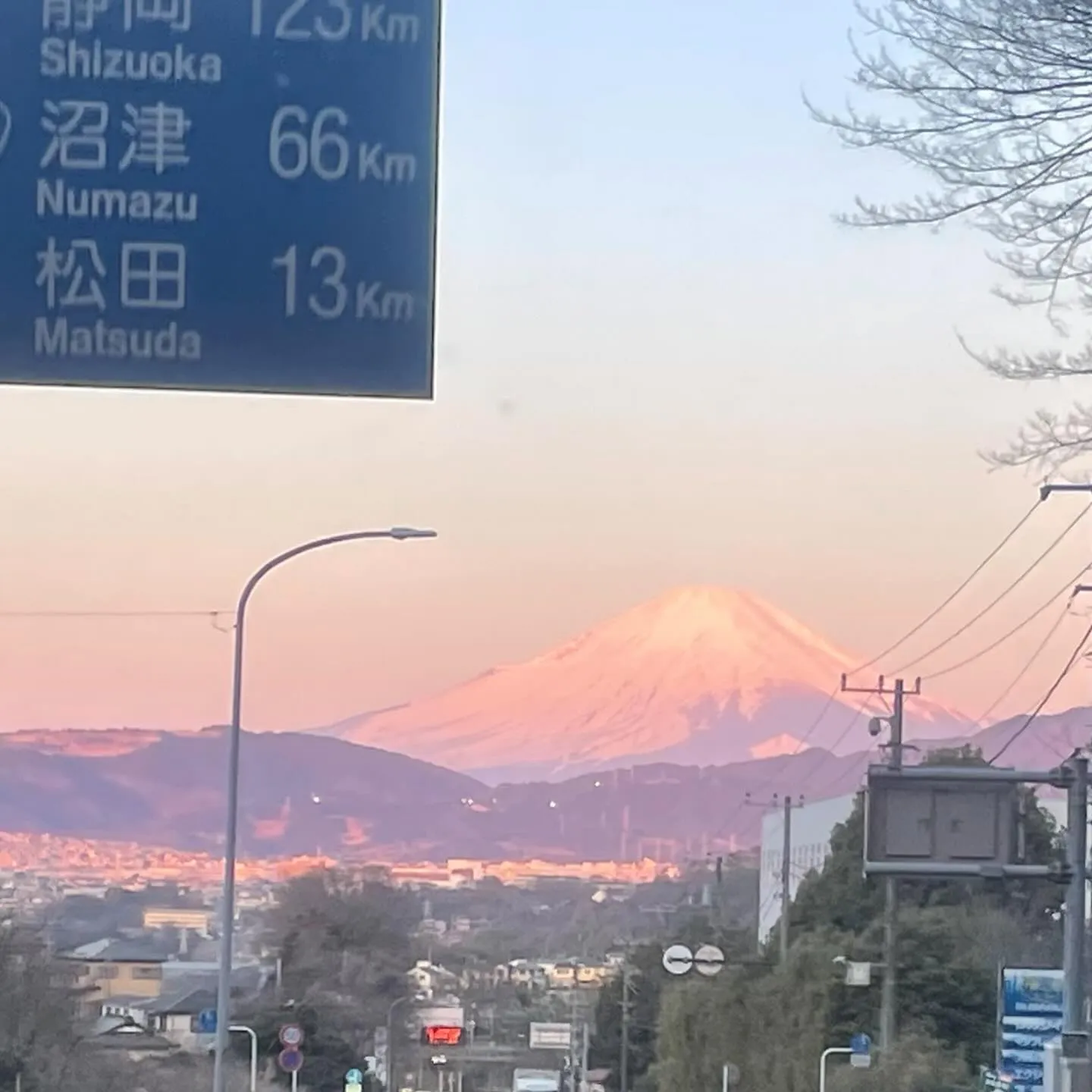 深い夜の帳がひっそりと包む時間、ご家族の皆様は永遠の愛を語り...