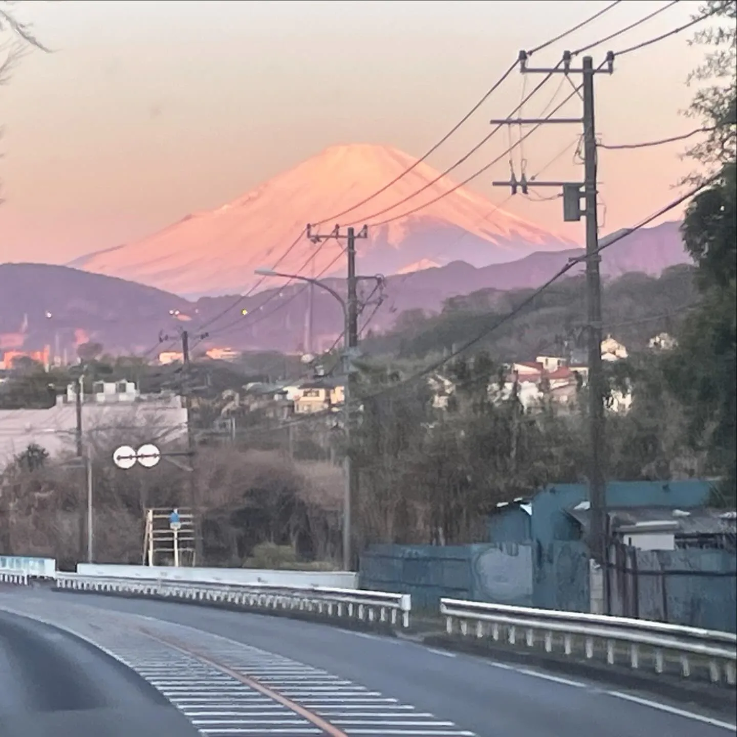 深い夜の帳がひっそりと包む時間、ご家族の皆様は永遠の愛を語り...