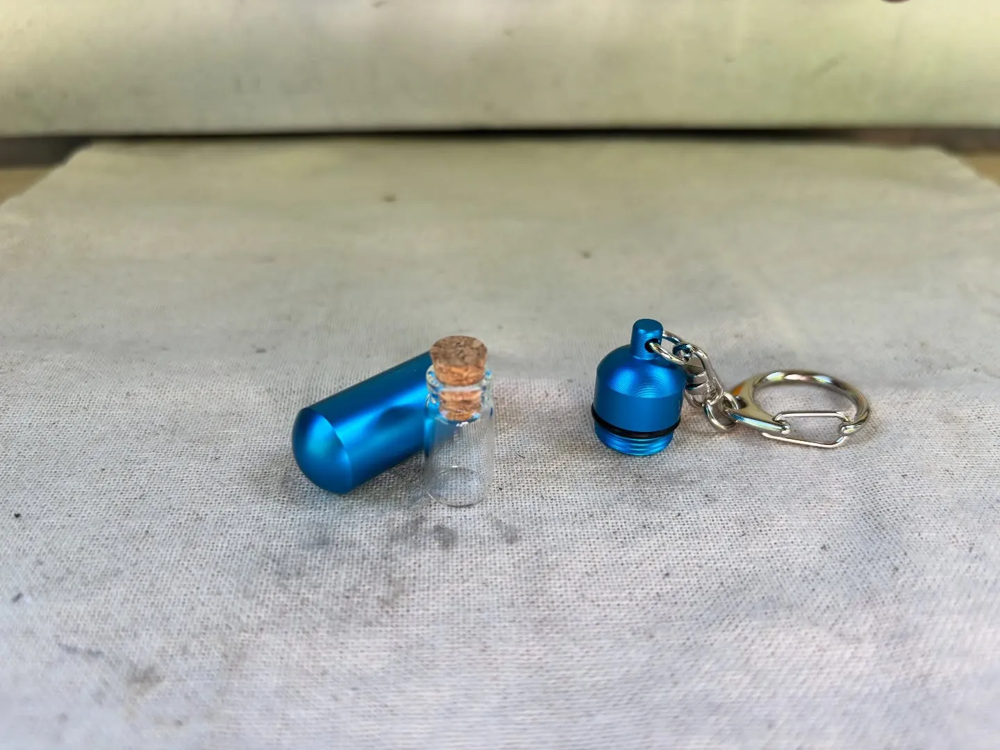 新たに入荷したガラス瓶入の遺骨カプセルをご紹介いたします。