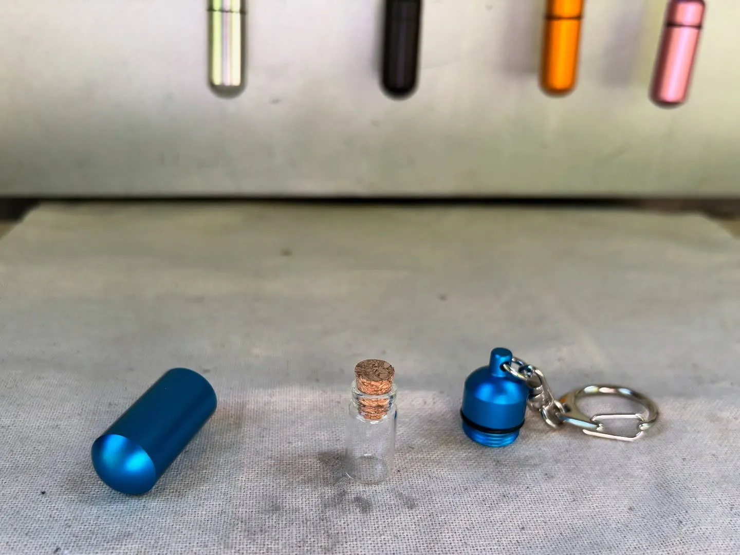 新たに入荷したガラス瓶入の遺骨カプセルをご紹介いたします。