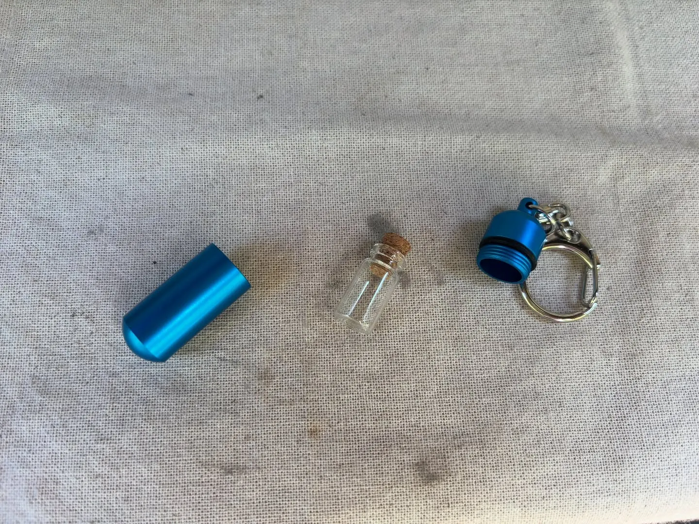 新たに入荷したガラス瓶入の遺骨カプセルをご紹介いたします。