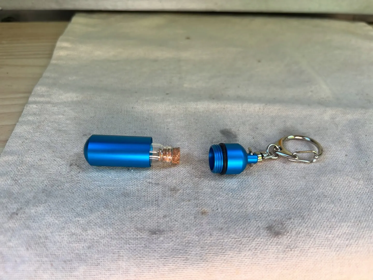 新たに入荷したガラス瓶入の遺骨カプセルをご紹介いたします。