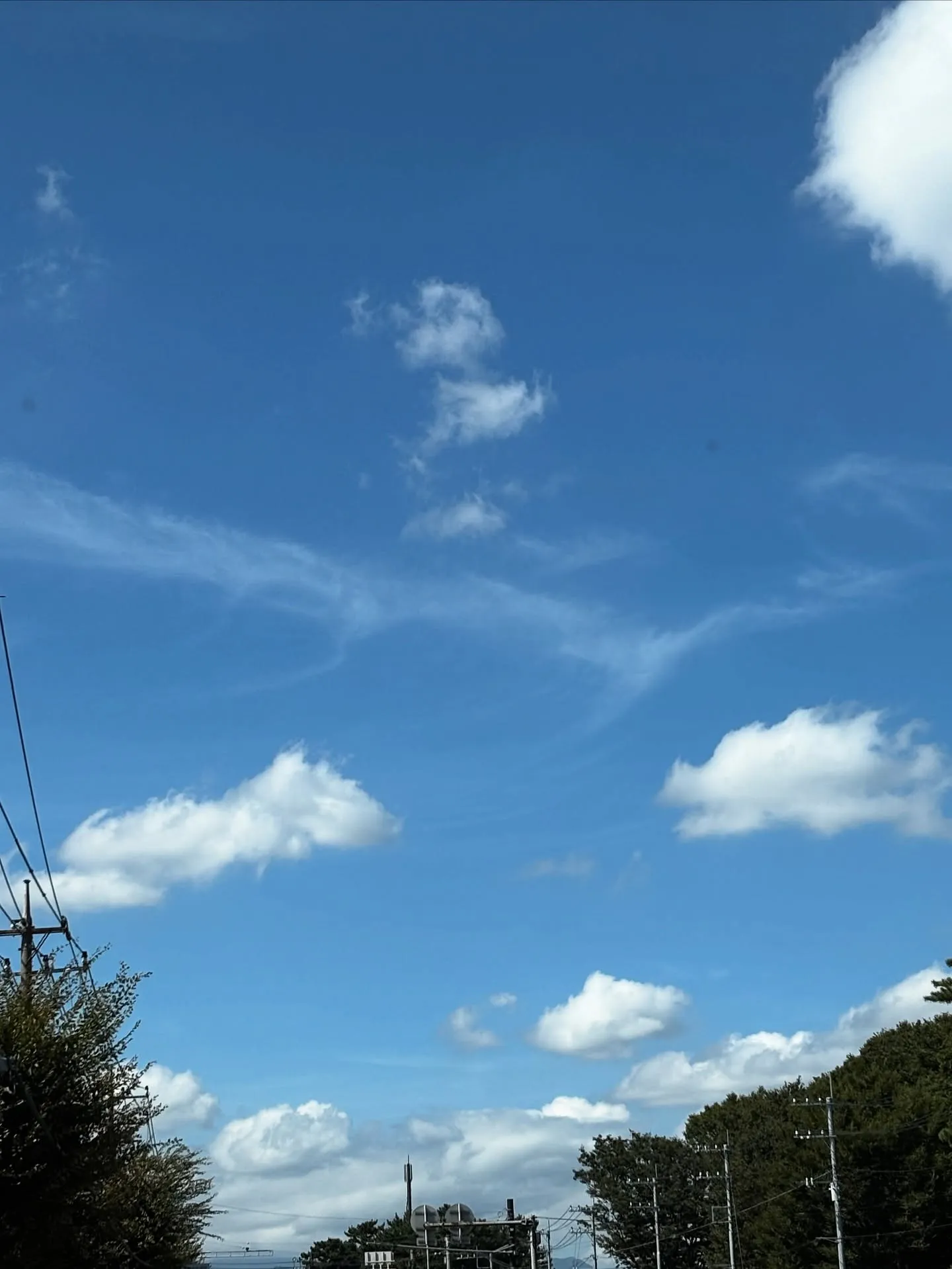 空は広大かつ一つでありながら、その日の気象条件によってさまざ...
