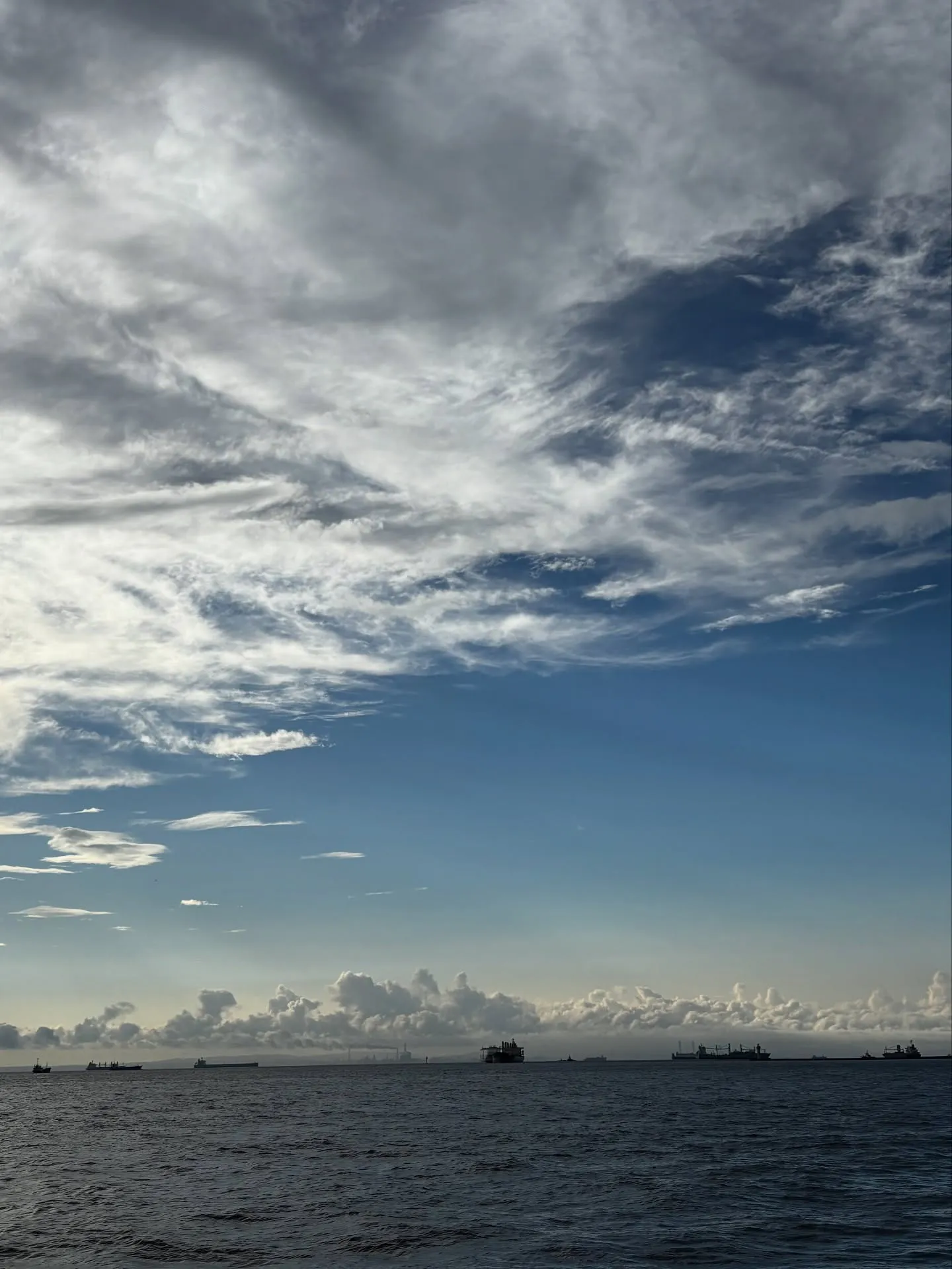 空は広大かつ一つでありながら、その日の気象条件によってさまざ...