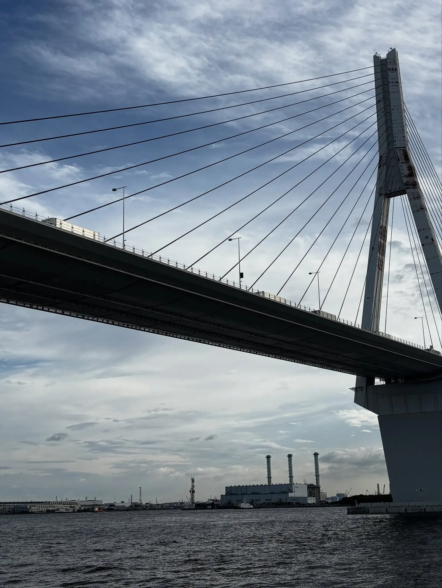 空は広大かつ一つでありながら、その日の気象条件によってさまざ...