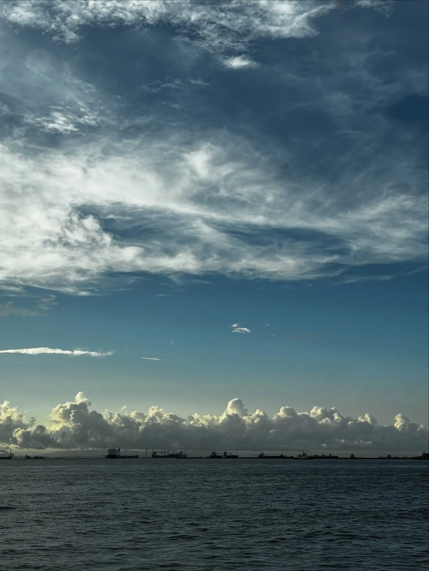 空は広大かつ一つでありながら、その日の気象条件によってさまざ...