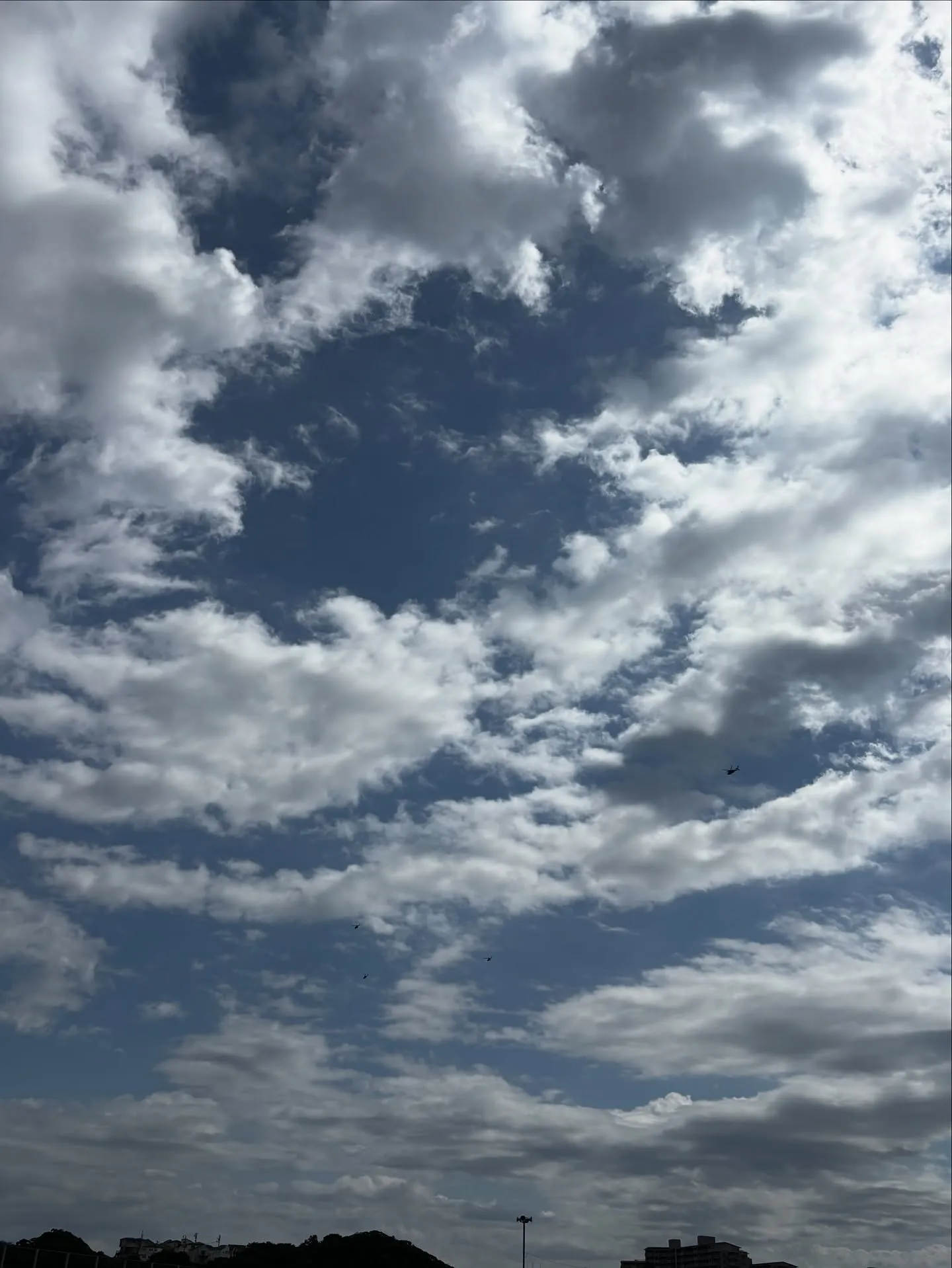 空は広大かつ一つでありながら、その日の気象条件によってさまざ...