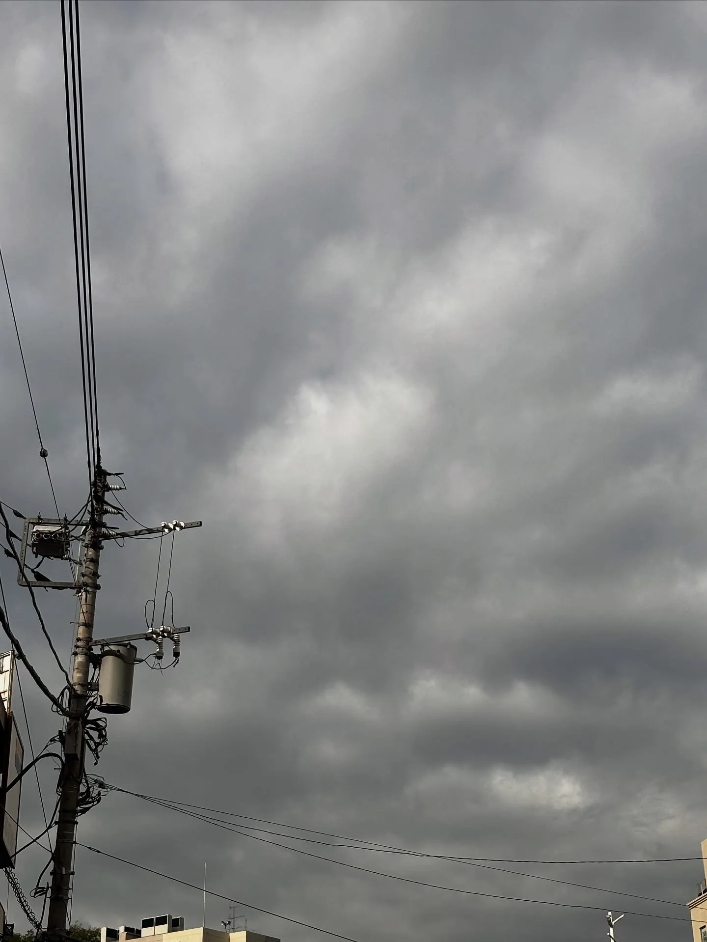 空は広大かつ一つでありながら、その日の気象条件によってさまざ...