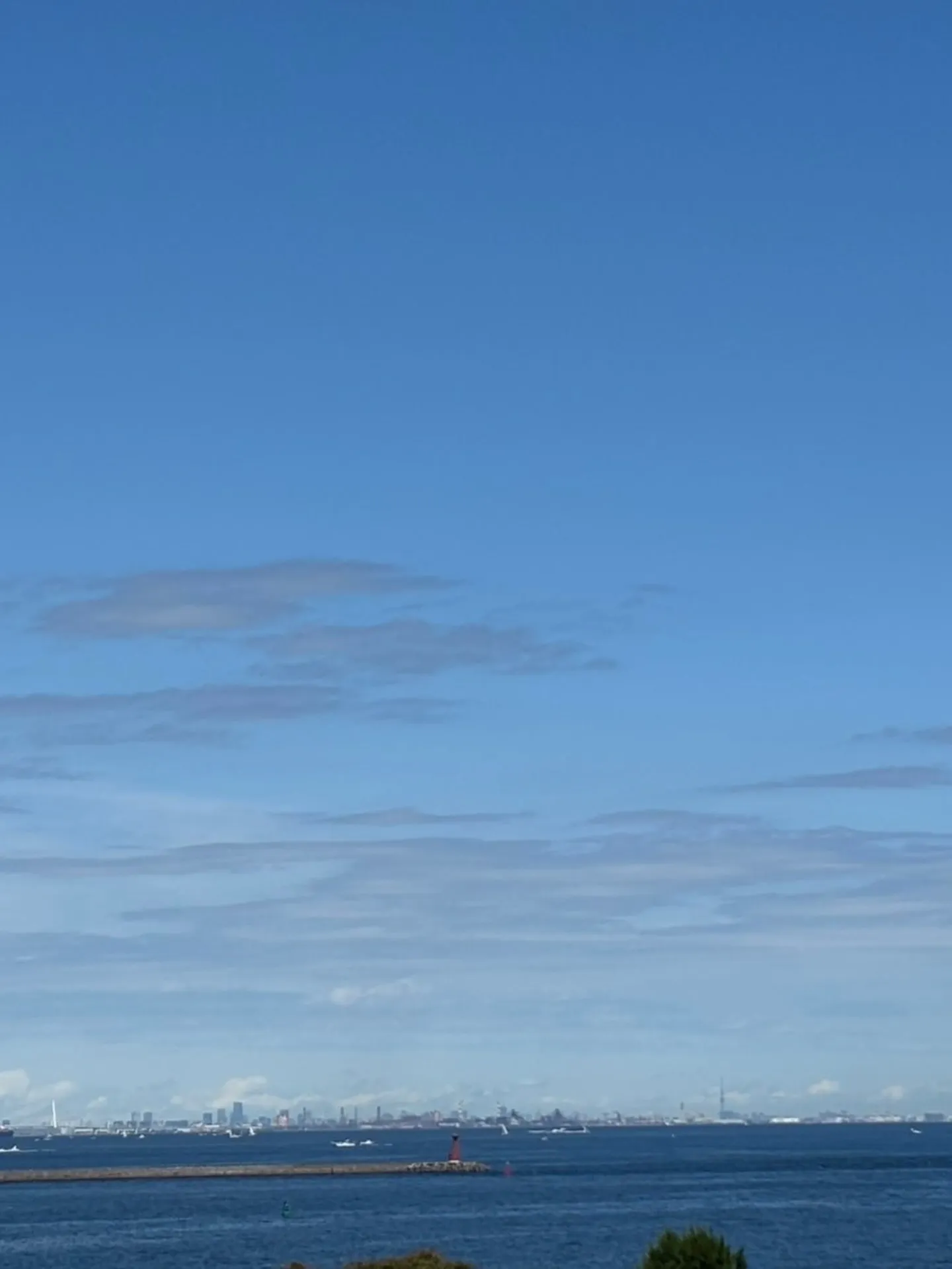 空は広大かつ一つでありながら、その日の気象条件によってさまざ...