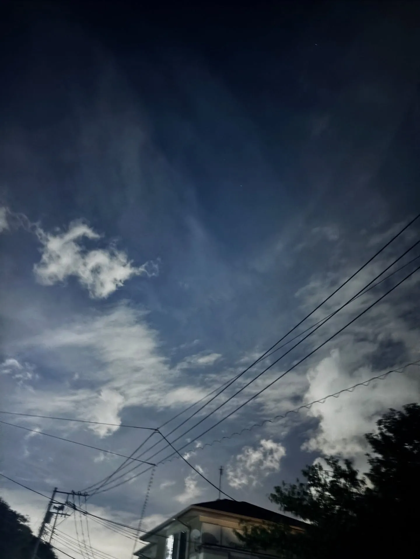 空は広大かつ一つでありながら、その日の気象条件によってさまざ...