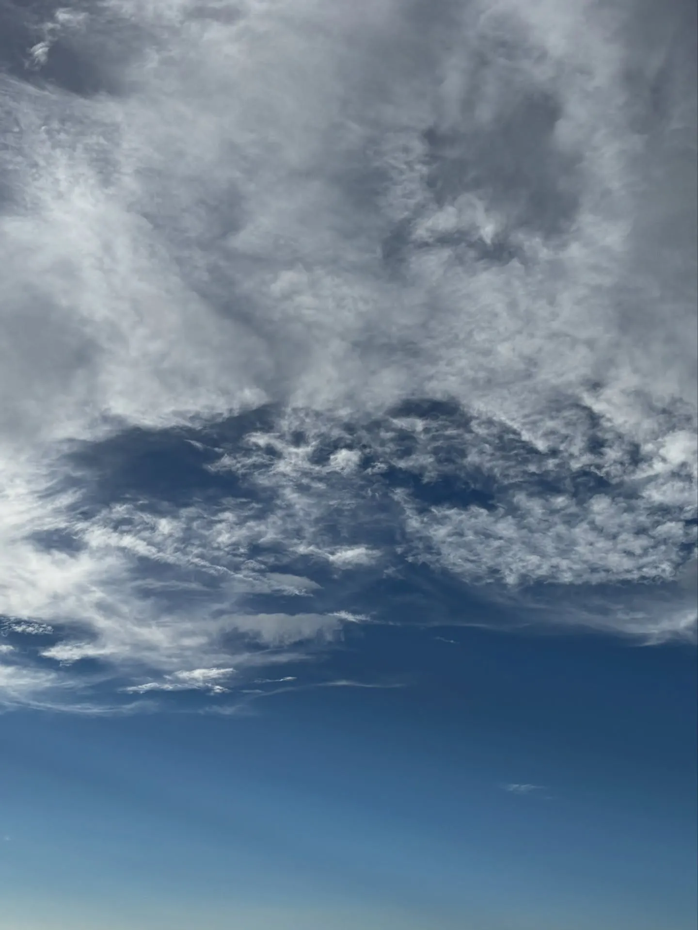 空は広大かつ一つでありながら、その日の気象条件によってさまざ...