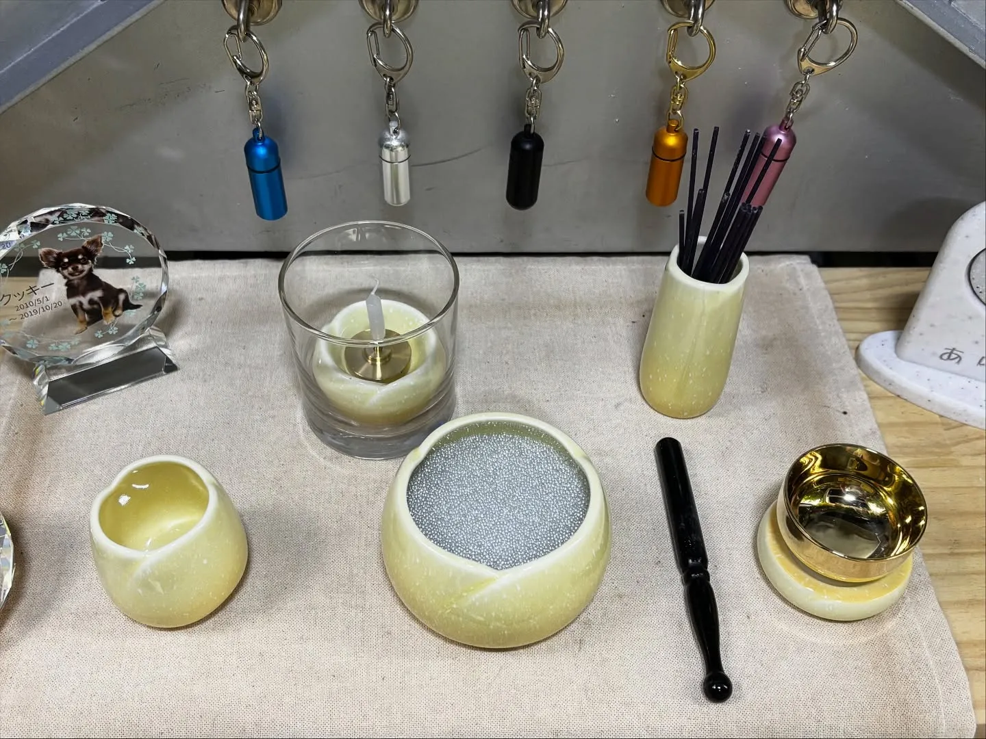 この度、心静かに祈りを捧げる時間に寄り添うため、線香立てなど...