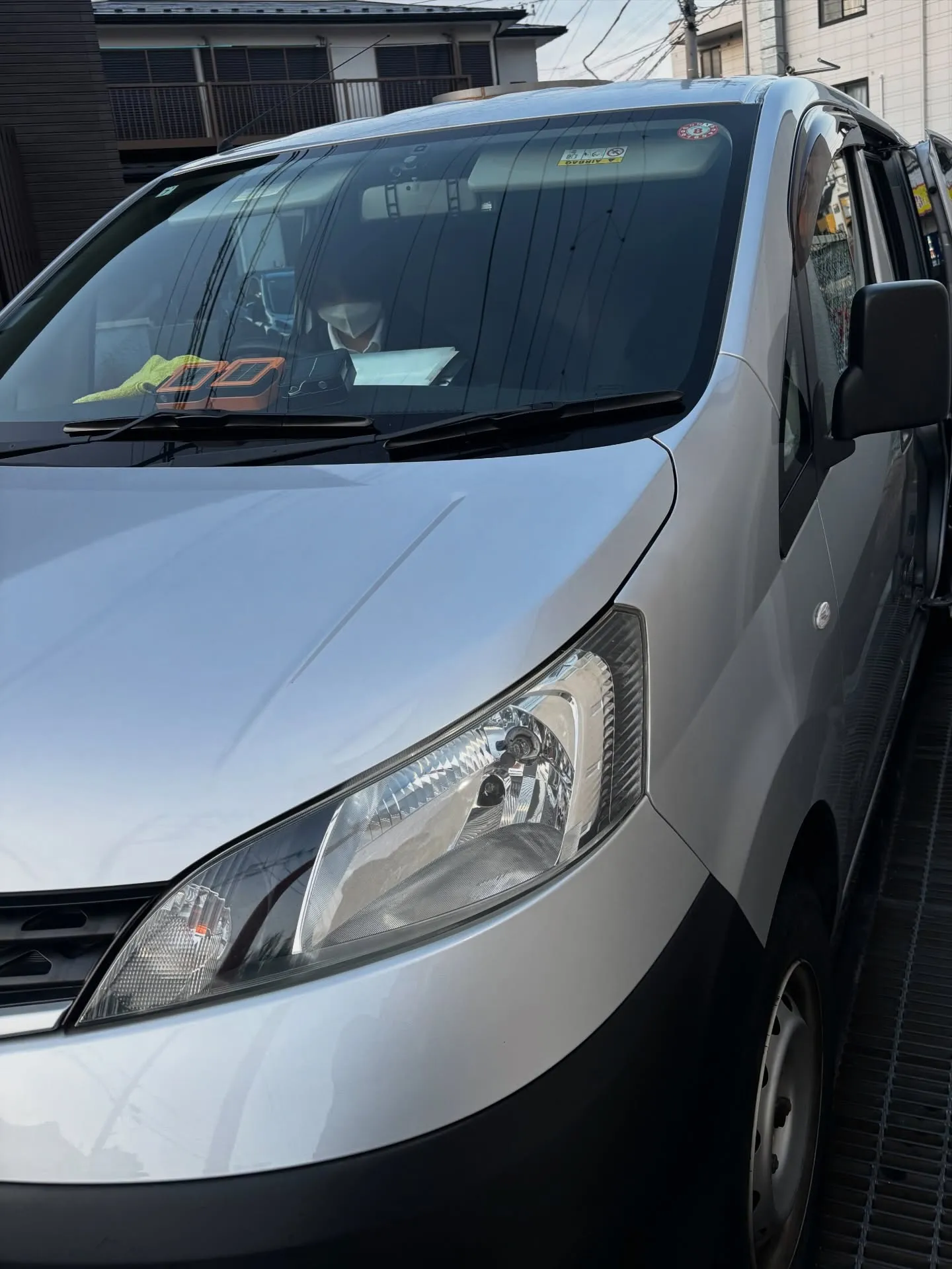 静かな朝、横浜市の穏やかな街並みの中で私たちは、長い間親しま...