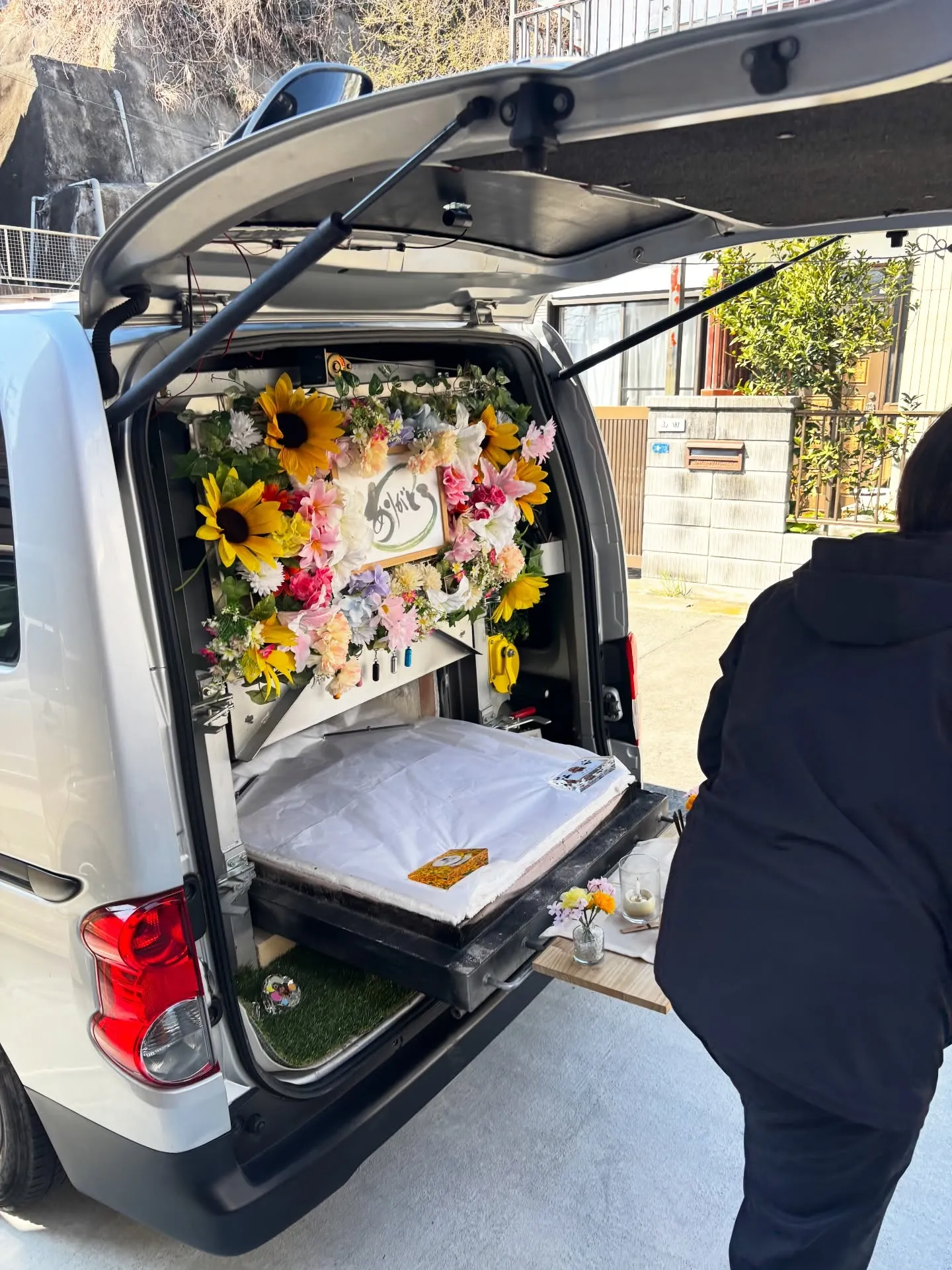 横浜市にて、愛しい家族の一員であるリスちゃんの旅立ちの場に立...