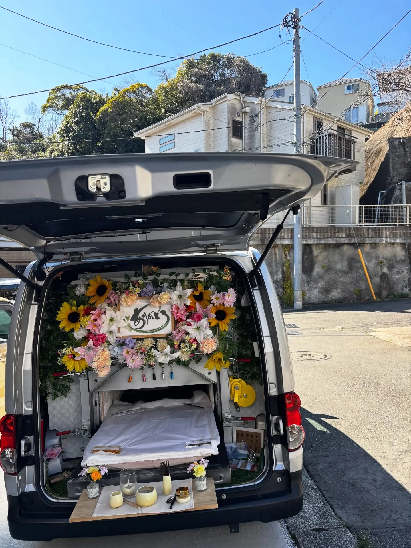 横浜市にて、愛しい家族の一員であるリスちゃんの旅立ちの場に立...