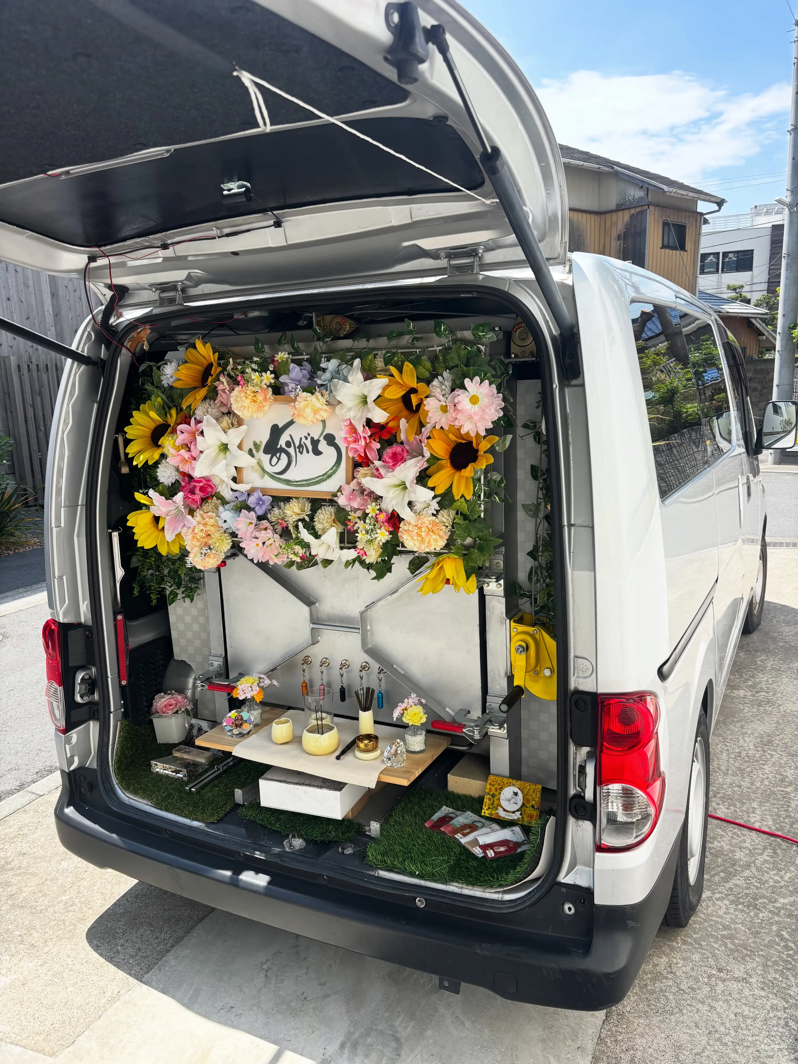 ある美しい朝、葉山町の静かな町並みの中で、私たちはひとつの小...