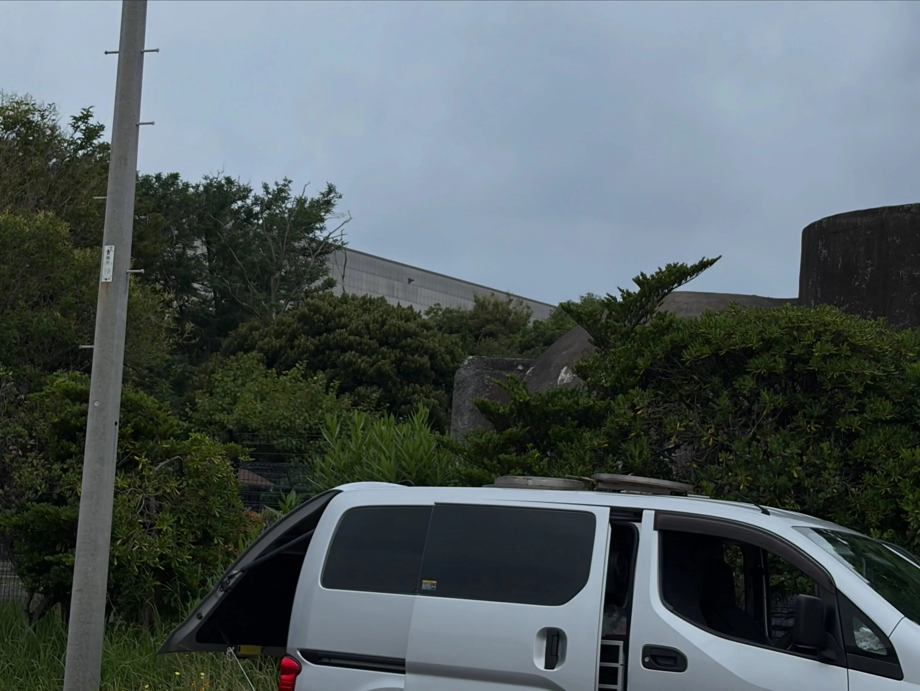 静かに祈りを捧げて